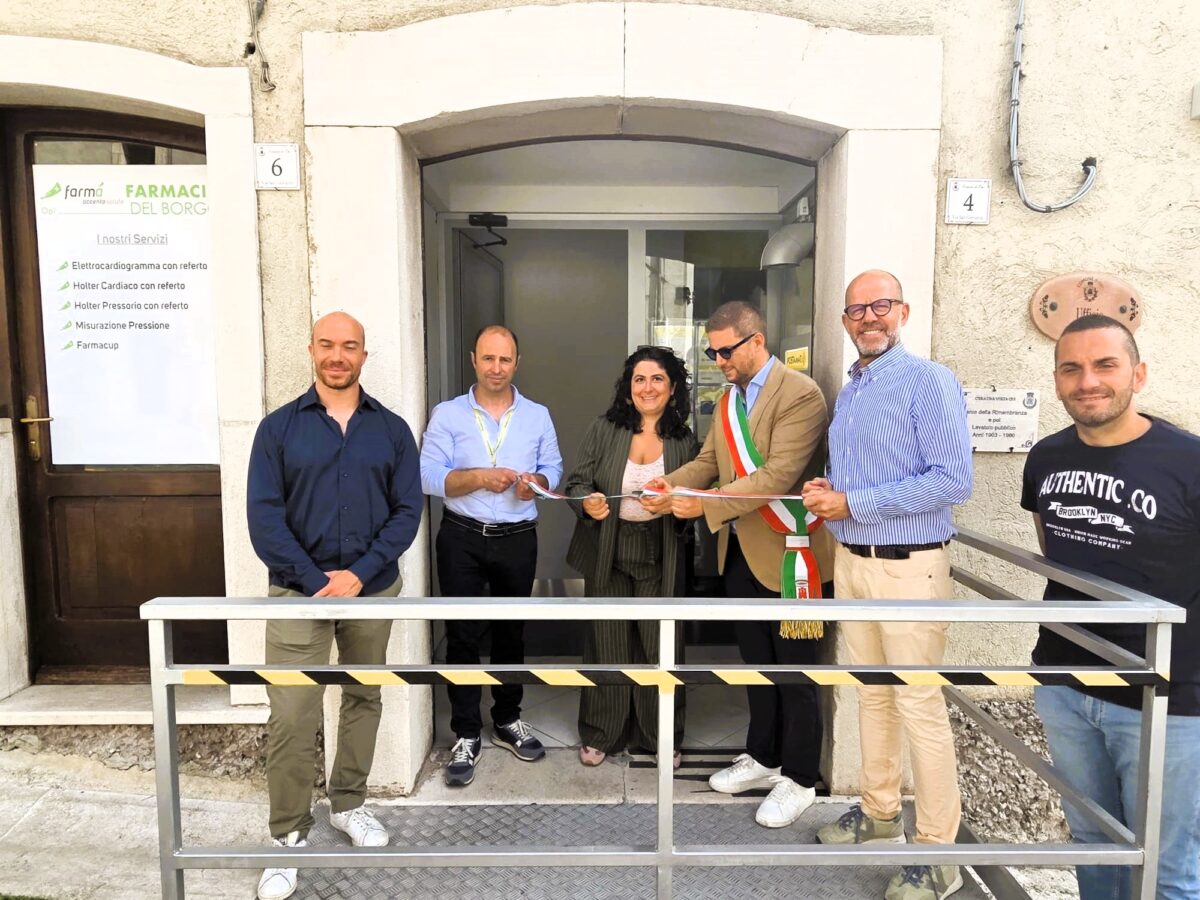 Un momento dellinaugurazione odierna del nuovo ATM Postamat di Opi (AQ)