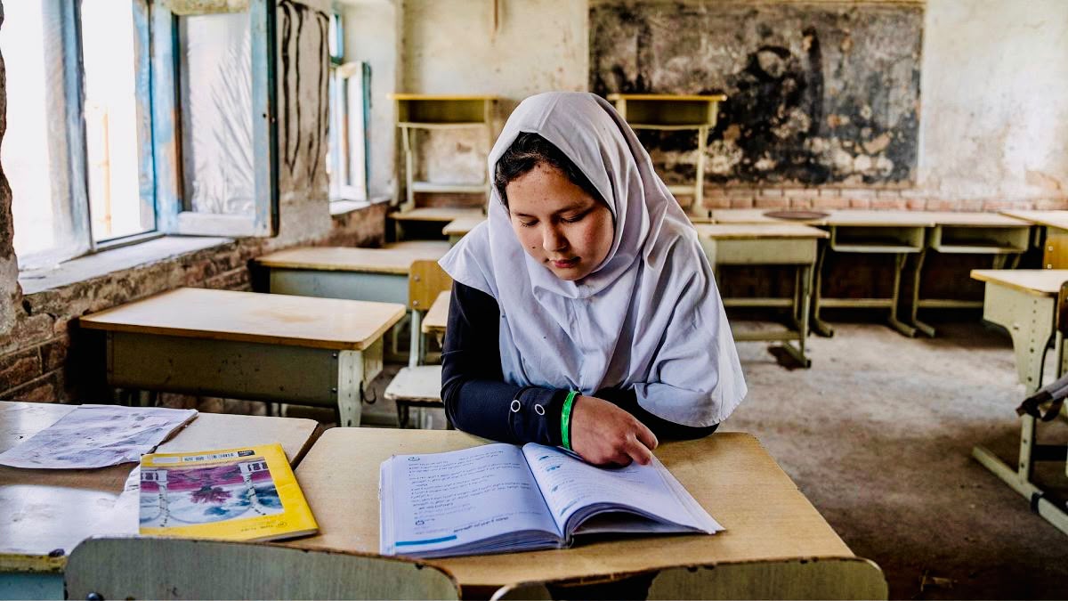 La ragazza dietro il muro del silenzio: l’appello di Gordon Brown per salvare i sogni delle giovani afghane 46 giovani afghane