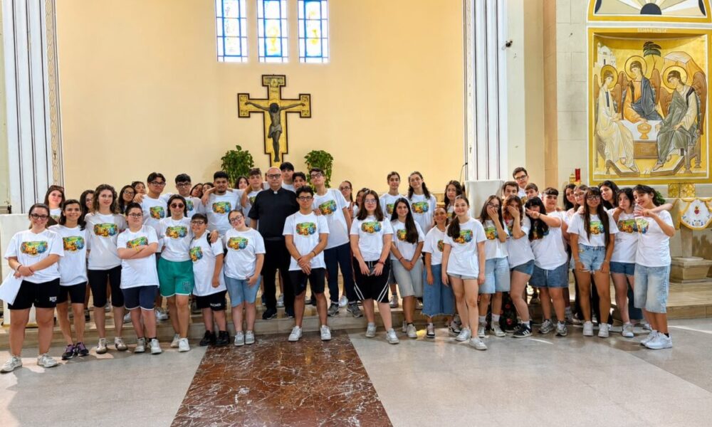 Don Enzo Bugea Nobile con i giovani