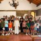Sacerdote con ragazzi