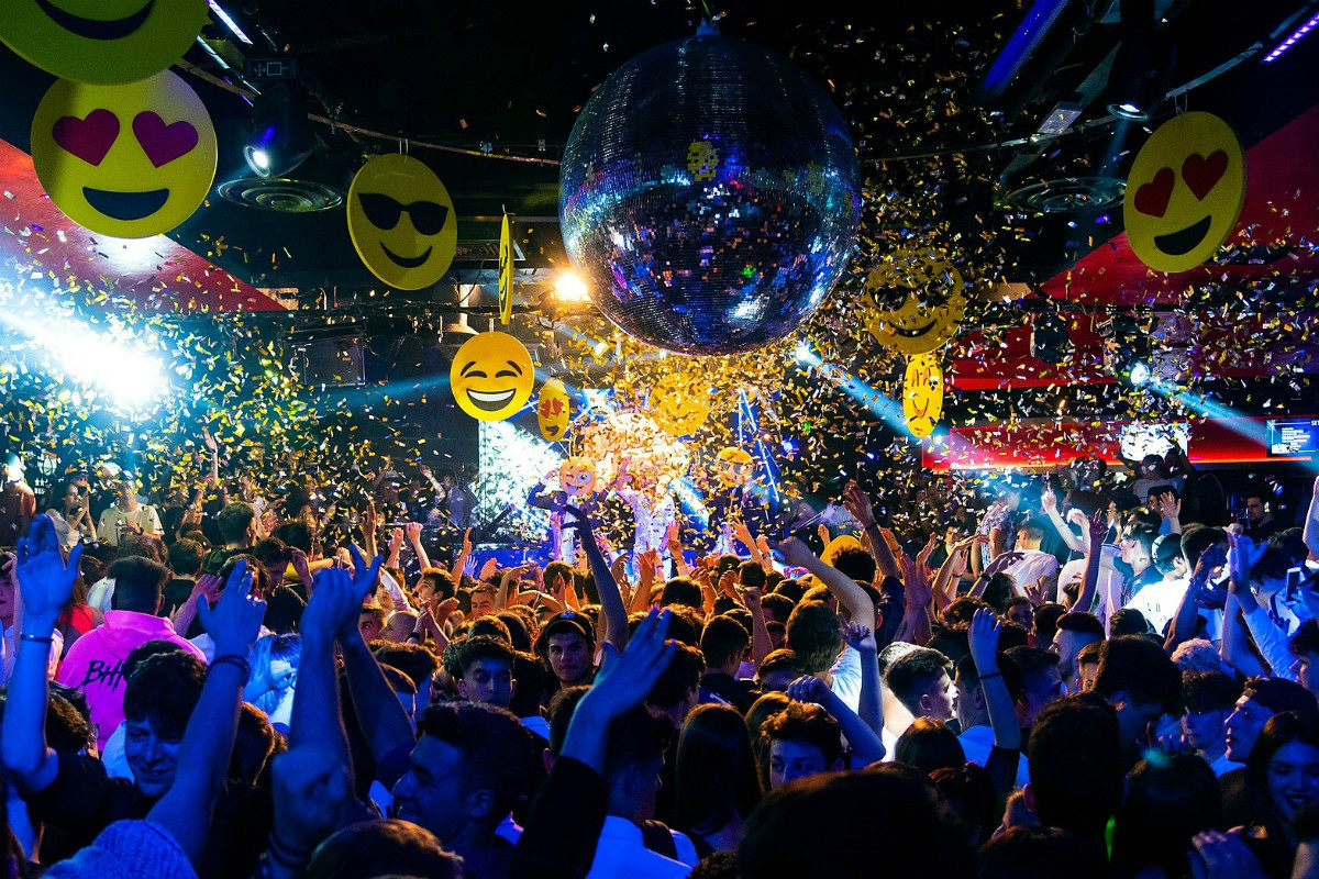Carsoli non dorme mai: Piazza della Libertà esplode e si trasforma in una discoteca sotto le stelle. E stasera il gran finale con Fausto Leali! 46 Spettacolo all'aperto