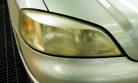Faro dell'auto ingiallito