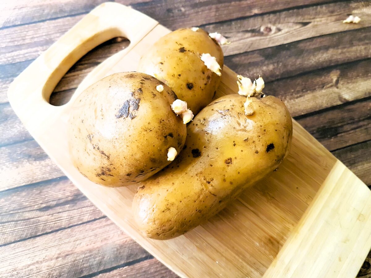 L'errore che facciamo tutti in cucina: metti questo frutto in mezzo alle patate e non faranno mai più i germogli 48 Patate germogliate