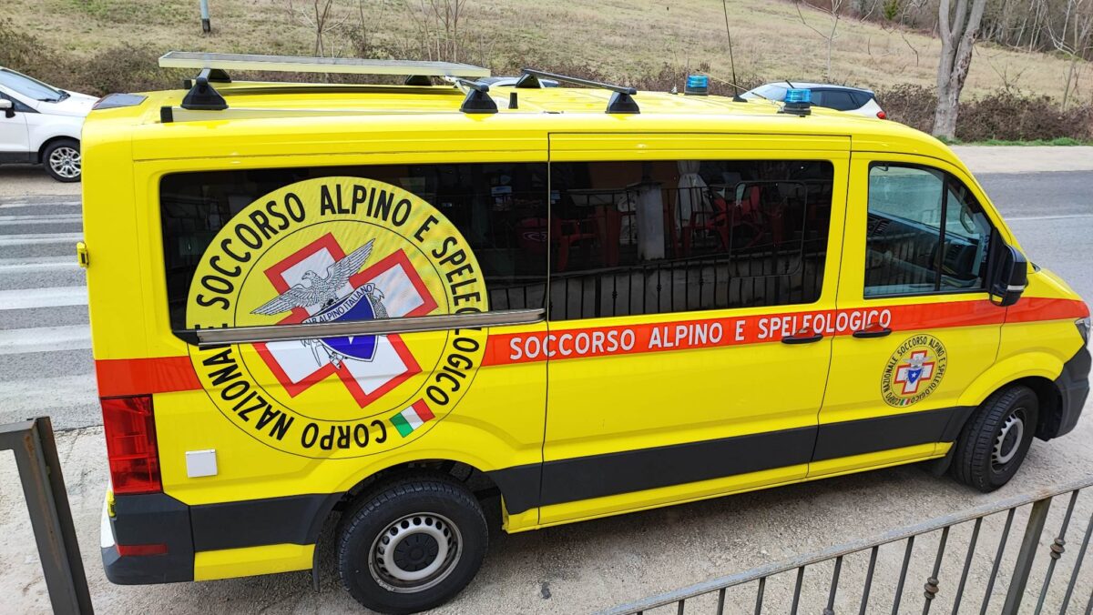 Pomeriggio ad alta tensione tra Turania e Monti della Duchessa: escursionista precipita e due dispersi a 1850 metri. Doppio salvataggio del Soccorso Alpino 46 soccorso-alpino-e-speleologico-automezzo