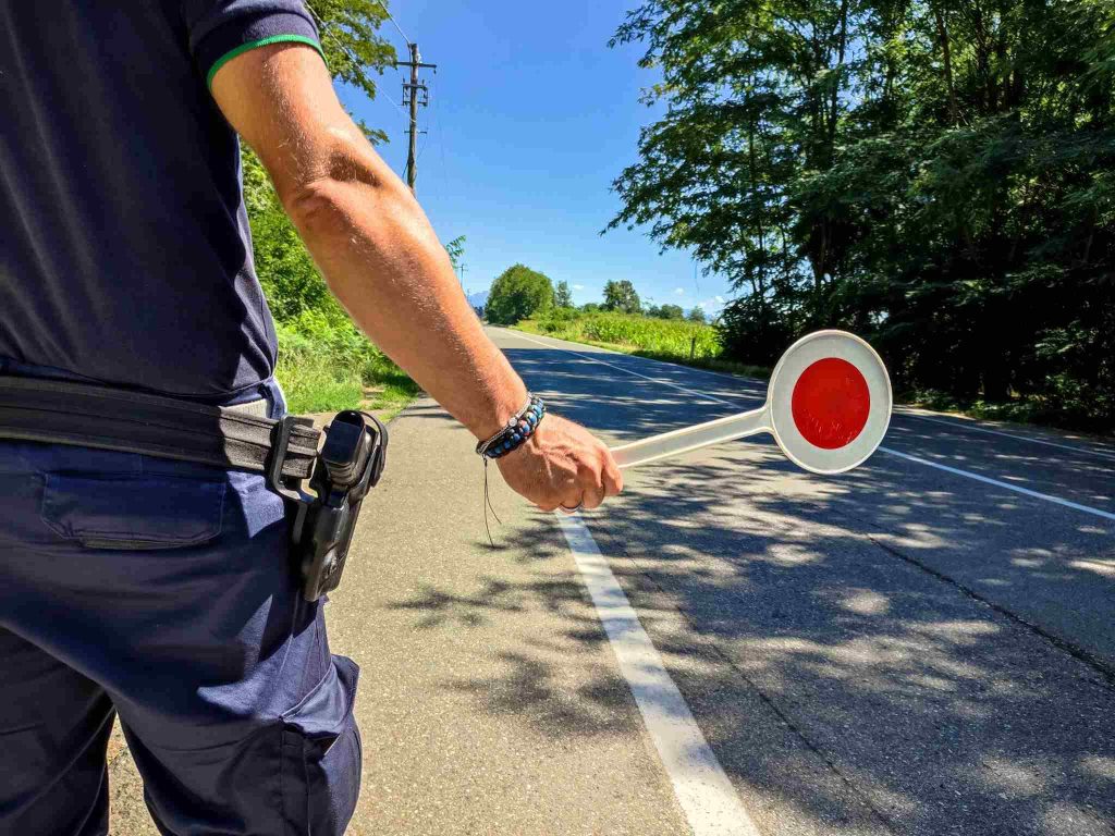 Nuovo Codice della Strada 2026: scatta la maxi multa da 400 euro e il sequestro se hai questo in auto. Controlla subito! 46 Poliziotto