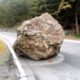 Masso sulla strada