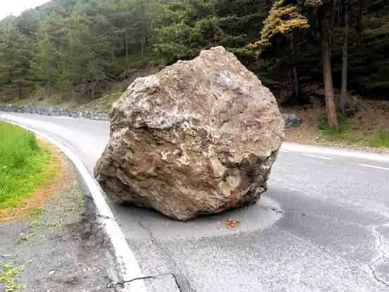 Masso sulla strada