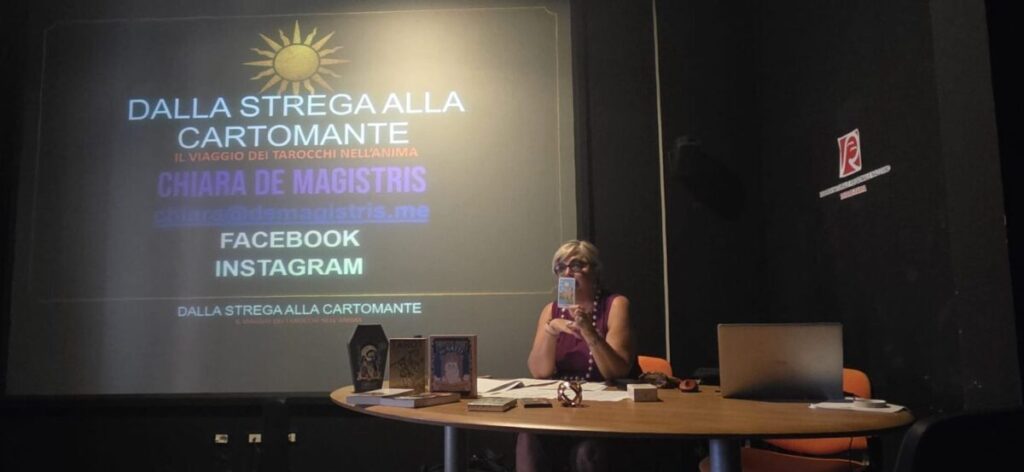 Dalla strega alla cartomante, viaggio degli arcani nell’anima: quando il simbolo diventa specchio dell’interiorità 48 Cartomante Chiara