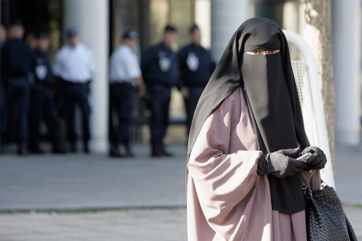Esplode il caso dell'ordinanza "Anti-Burqa" a Cortona: il Sindaco vieta il volto coperto per sicurezza. Applaude Vannacci, la Sinistra insorge 46 Anti-Burqa