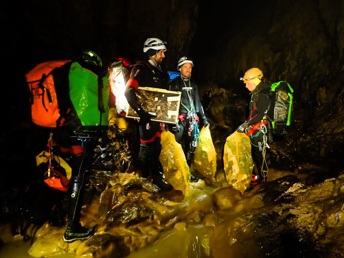 Pulizia della grotte dell'Ovito a Pietrasecca