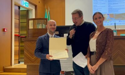 Ales DellEra mentre ritira il Premio
