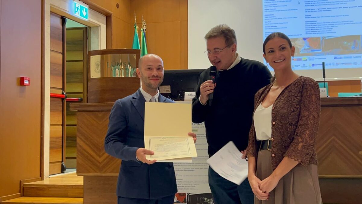 Ales DellEra mentre ritira il Premio