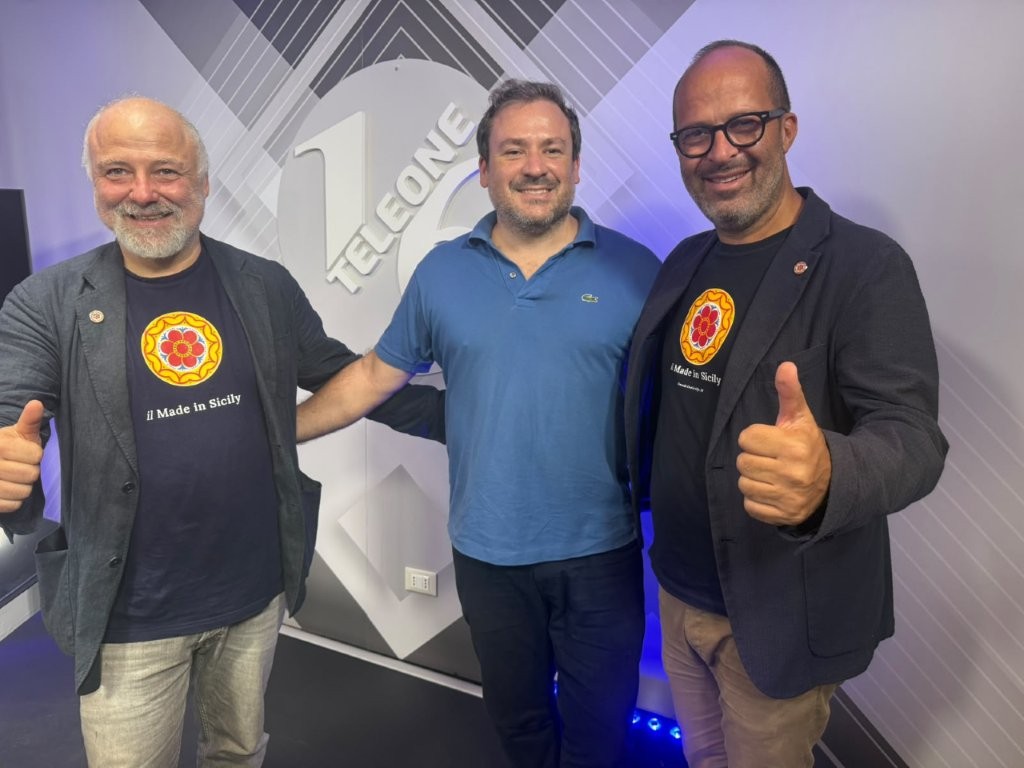 Il richiamo ancestrale della Sicilia unisce i popoli oltre l'oceano: TeleOne sposa il Progetto ROOTS per dare voce ai milioni di cuori legati all'Isola 46 Da sinistra il presidente della Fondazione Made in Sicily Giovanni Callea, lAD Teleone Giuseppe Speciale e il vicepresidente della Fondazione e cofondatore Davide Morici