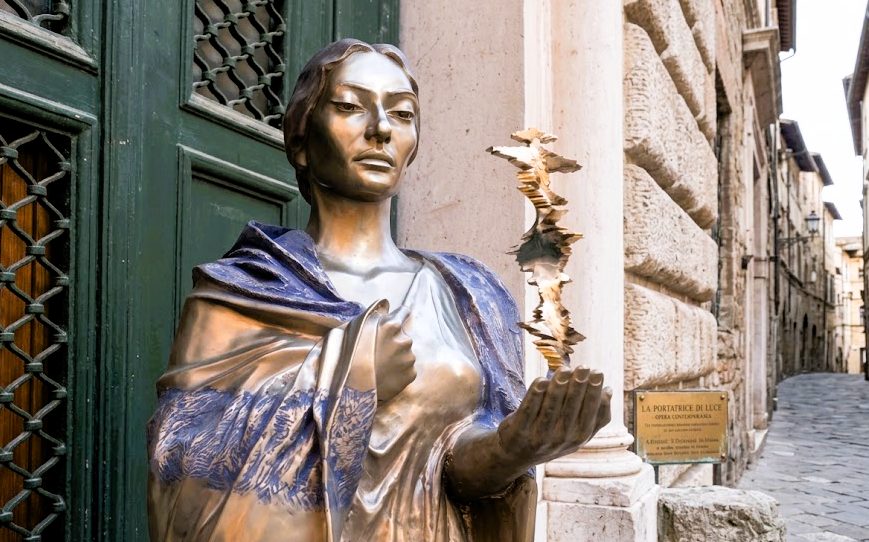 La metamorfosi immortale del canto lirico che abita il tempio della statuaria antica: a Roma debutta la "Divina d'Acciaio" di Nikos Floros nel mito di Maria Callas 46 Divina d'Acciaio