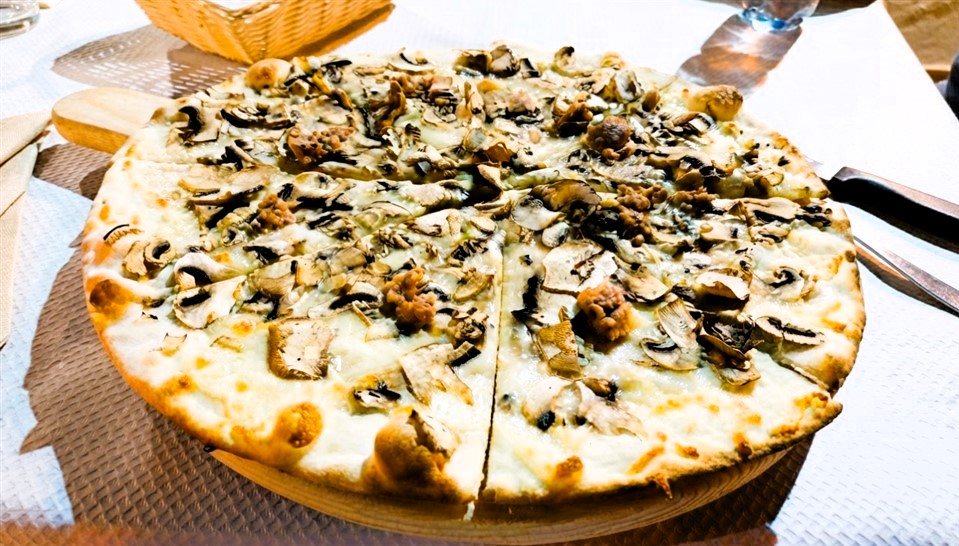 Pizza Boscaiola , pizzeria "Incontro" Poggio Moiano