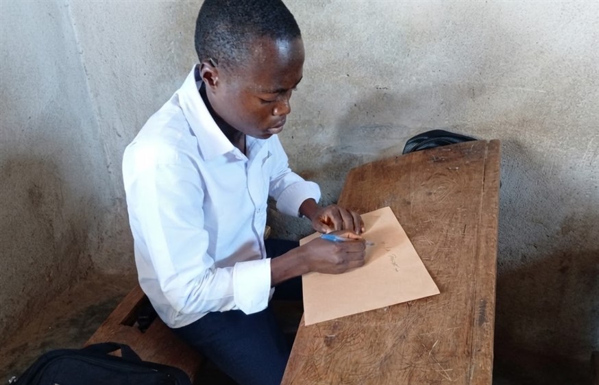 Lo scudo dei libri che strappa i bambini congolesi dall'inferno dei signori della guerra: a Mutwanga ricomincia la scuola nel nome di Emanuela Panetti 49 Mutwanga, Congo, bambino a scuola