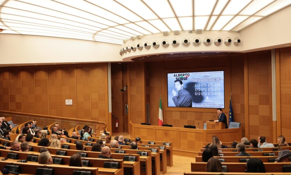 L’Aula dei Gruppi parlamentari della Camera dei deputati gremita per Alberto Sordi Secret
