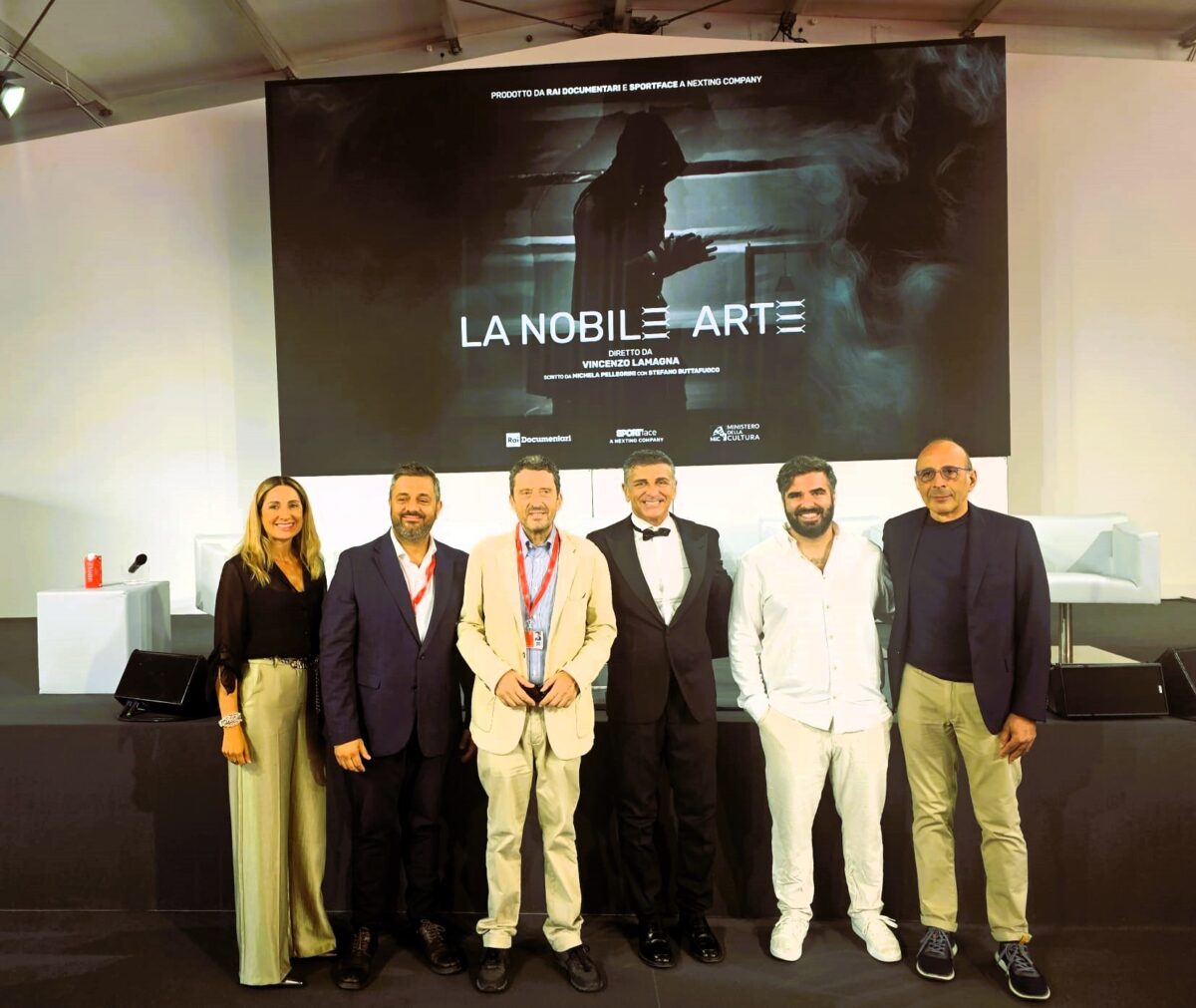 Il riscatto sul ring infiamma il Lido di Venezia: "La Nobile Arte" commuove la Mostra del Cinema tra pugni, lacrime e 110 anni di storie di vita 46 Michela Pellegrini, Antonio Palmieri, Pietrangelo Buttafuoco, Stefano Buttafuoco, Vincenso Lamagna e Luigi Dal Plevignano