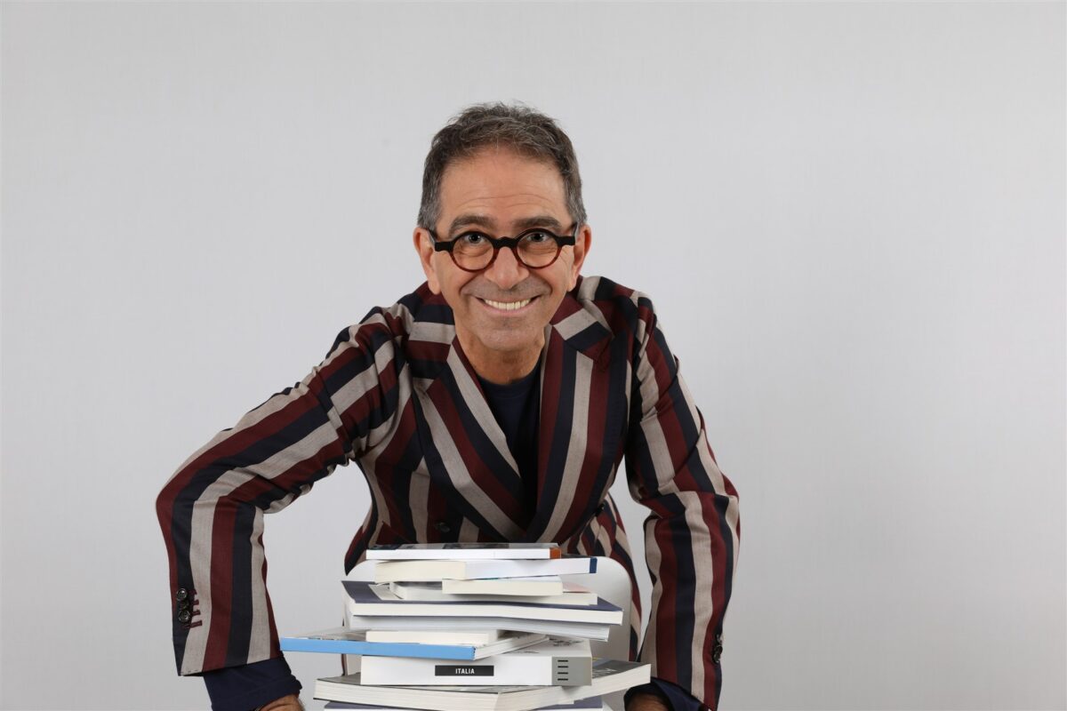 La dissacrante libertà del teatro del Novecento demolisce i filtri del politicamente corretto: Pino Strabioli svela i segreti dei miti a Villa Pamphilj 49 PINO STRABIOLI (Ph. Eleonora Ferretti)