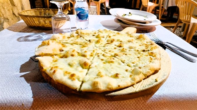 Pizza Quattro Formaggi, pizzeria Incontro Poggio Moiano