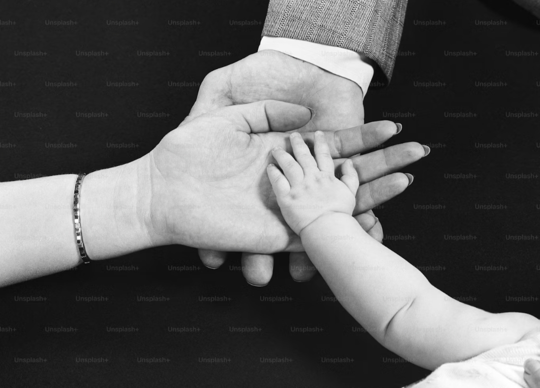 "Ciò che ci rende umani": la potentissima poesia di Menda Vreto sull'amore e la dignità 46 Amore e Dignità