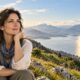 In cima alla salita, lo sguardo attraversa il paesaggio