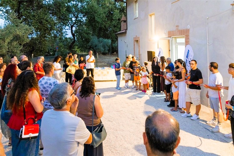 taglio del nastro per la nuova casa di A.M.A. by Blue Notes,Ceppagatti