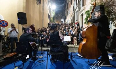 La poesia stornellatrice e i canti della Resistenza rurale espugnano il cuore antico di Roma: i Traindeville infiammano la scalinata di via degli Ibernesi 56 trio_foto MatteoNardone
