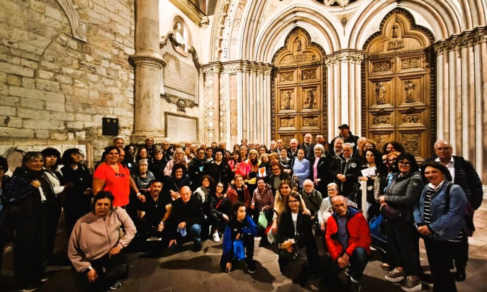 Successo e commozione ad Assisi per il Coro Padre Mario di Castelvecchio Subequo: musica sacra e devozione nella Basilica di San Francesco per i 35 anni di attività 70 Accompagnatori del Coro ad Assisi