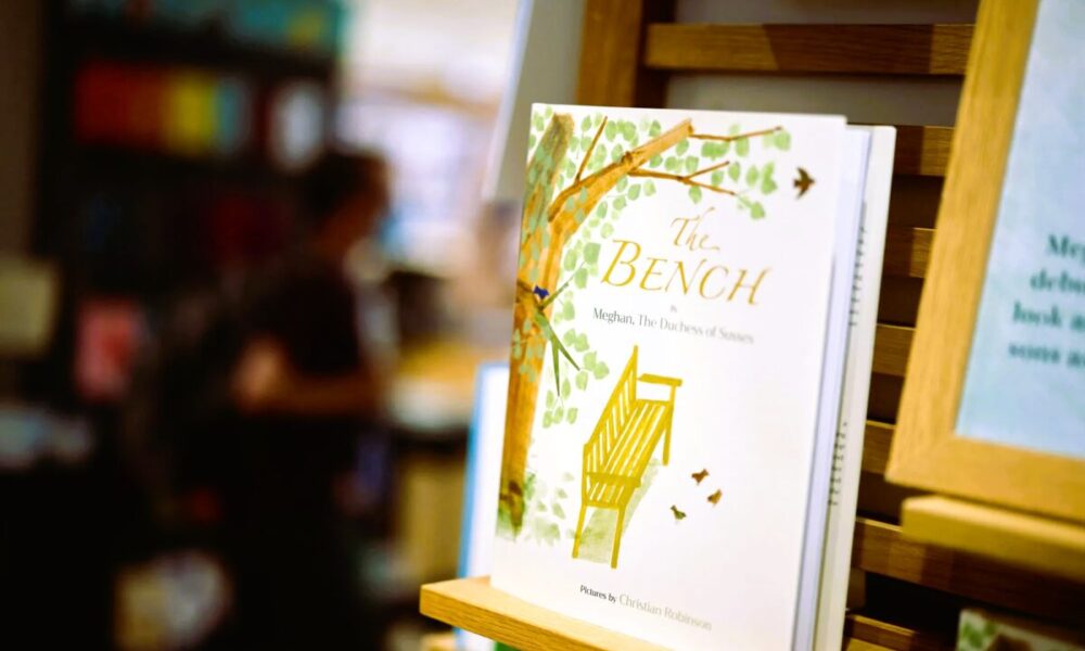 Giallo a Corte: il regalo intimo di Meghan a Eugenie finisce all'asta su eBay 52 The Bench, libro di Meghan Markle
