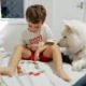 Bambino che gioca con cane - Photo by Helena Lope