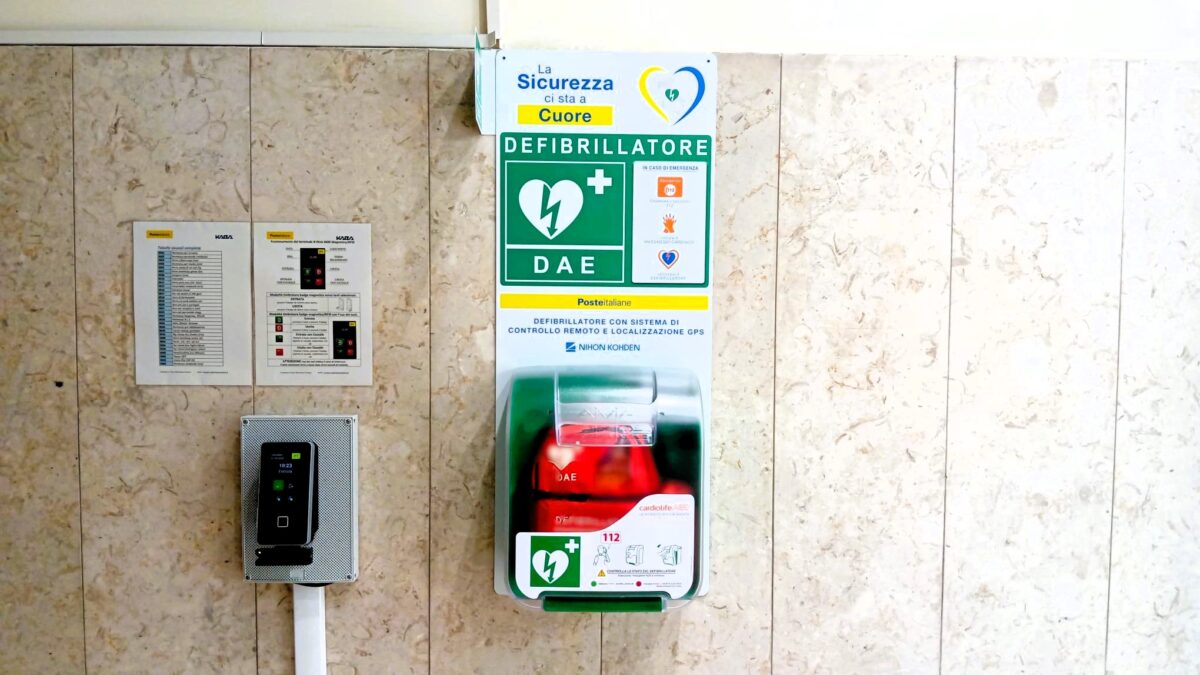 Il defibrillatore installato nella Filiale provinciale di via Potenza a Pescara