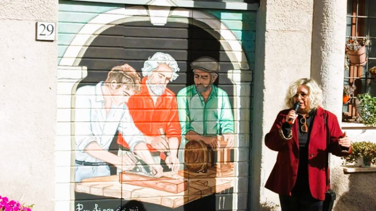 Pereto, inaugurata la prima «Porta d'Abruzzo» dipinta da Lorena Bernardi: l'arte incontra la memoria e l'amicizia tra botteghe storiche e futuro 46 Lorena Bernardi
