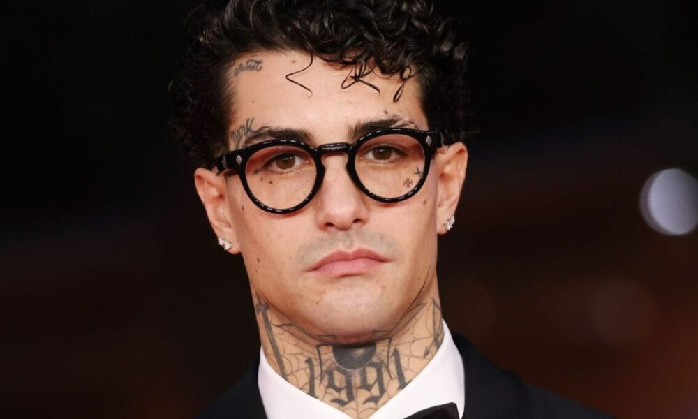 Gossip, Tony Effe vola in Cina da solo senza Giulia De Lellis e la piccola Priscilla: la svolta tra sveglie all'alba e allenamenti estremi 87 Tony Effe