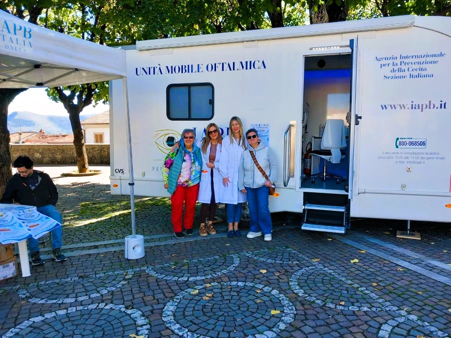 Luco dei Marsi capitale della prevenzione per la Giornata Mondiale della Vista: cento screening gratuiti e diagnosi precoce in Piazza Umberto I 46 Vicesindaca Emilia Verdecchia e Unità mobile rid