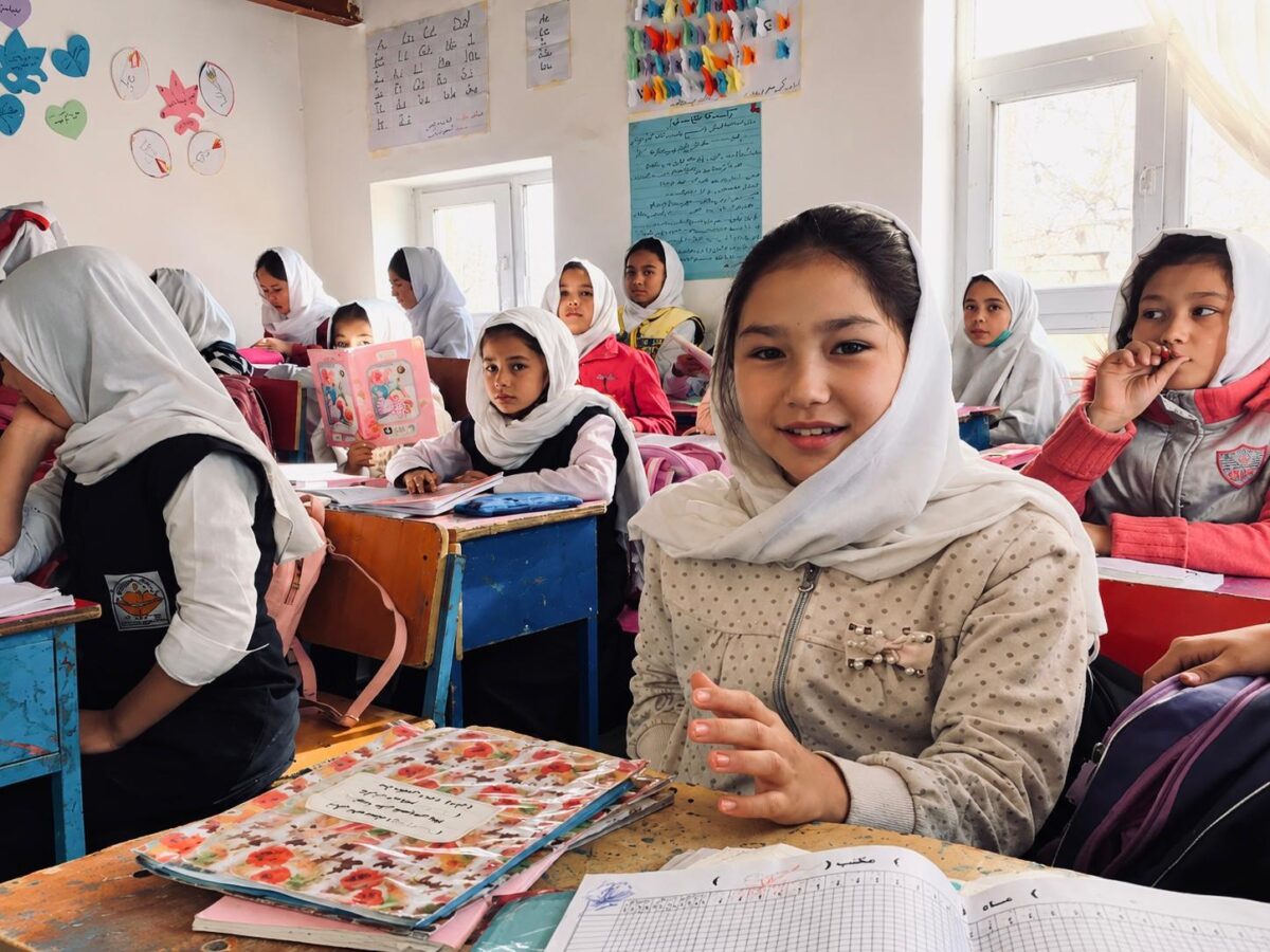 La Giornata mondiale degli insegnanti in Afghanistan: il ricordo di giorni che non possono più ripetersi 50 Studentesse in Afghanistan