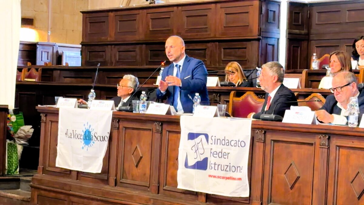 Violenza nelle scuole, a Napoli il grido d'allarme di Diego Palma: «Non servono recinti ma ponti», studenti e istituzioni a confronto al Maschio Angioino 46 Al Maschio Angioino il confronto tra studenti, istituzioni ed esperti