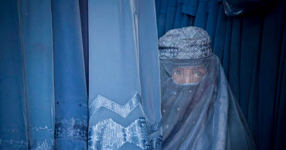 Afghanistan, la storia straziante di una giovane donna: «I talebani mi hanno tolto il lavoro, oggi pulisco le case per comprare il pane ai miei genitori»