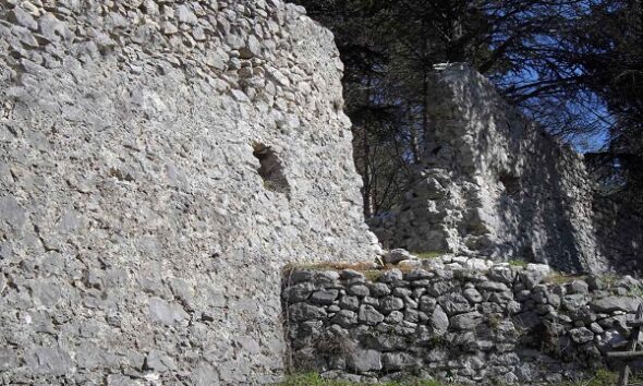 Carsoli - storia del castello medievale della frazione Colli di Montebove