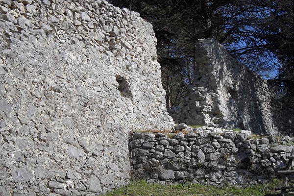 Carsoli - storia del castello medievale della frazione Colli di Montebove