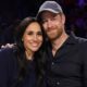 Gossip Royal Family, «Harry e Meghan hanno sconfitto Re Carlo»: bagno di folla nel Regno Unito, scatta il piano «metà dentro e metà fuori» che il Sovrano non può fermare 168 Meghan e Harry