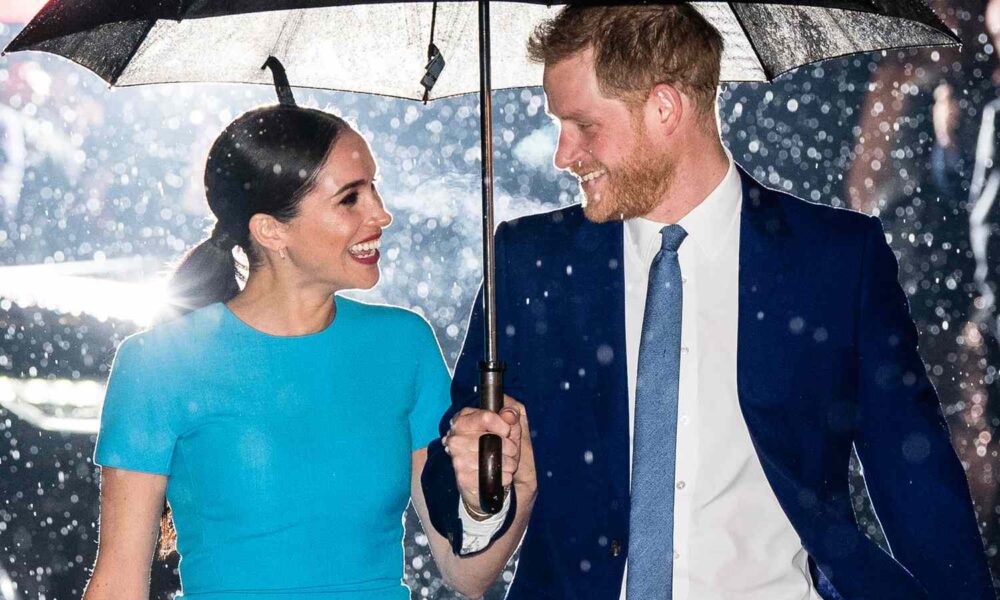 Gossip, Harry e Meghan: scatta il «divorzio professionale» a Montecito. Lei mozzafiato in rosso da sola al gala, lui in fuga per il mondo. Crisi o strategia? 169 Harry e Meghan