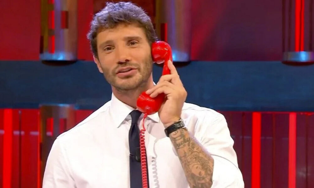 Gossip, Stefano De Martino: braccio di ferro storico con Gerry Scotti ad Affari Tuoi. Record di share, siparietti col Dottore e il mistero sulla vita privata 163 Stefano De Martino